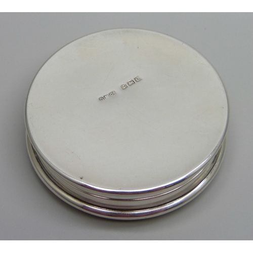 922 - An Art Deco silver compact with engine turned design, Birmingham, 1927, 5.5cm