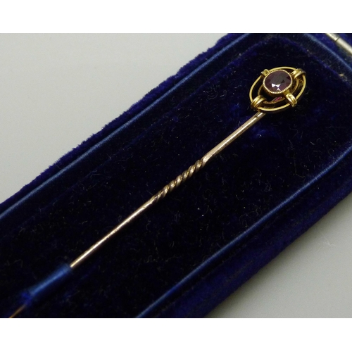 931 - A 15ct gold ruby set stick pin, 1.2g, 5.7cm