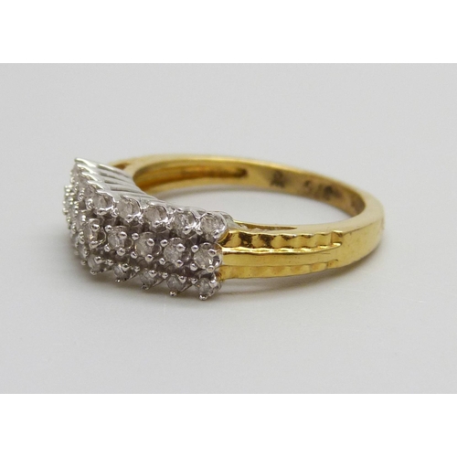 941 - A 10k gold three row diamond ring set with 27 stones, 3g,  N/O