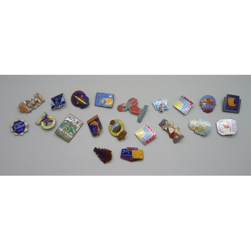 944 - A collection of 20 Butlins badges