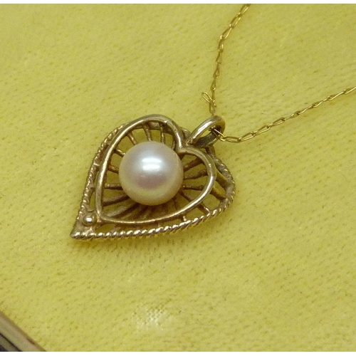 946 - A 14k gold pearl set pendant & chain, 1.8g, 1.6cm, boxed