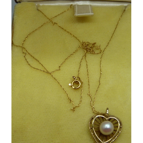 946 - A 14k gold pearl set pendant & chain, 1.8g, 1.6cm, boxed