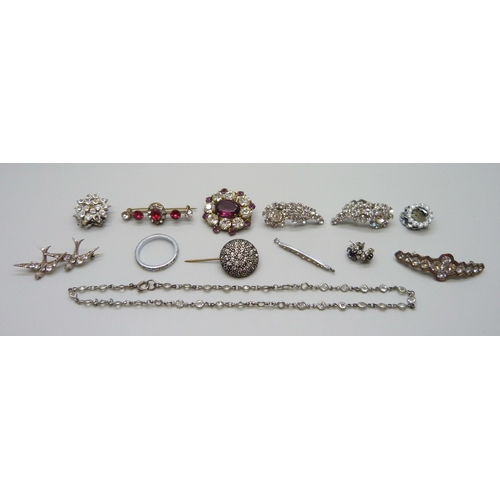 950 - A Georgian paste brooch and a collection of other paste set jewellery including a silver swallow bro... 