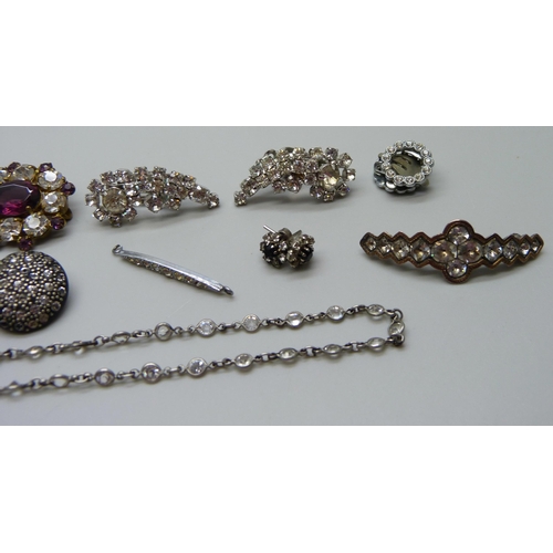 950 - A Georgian paste brooch and a collection of other paste set jewellery including a silver swallow bro... 