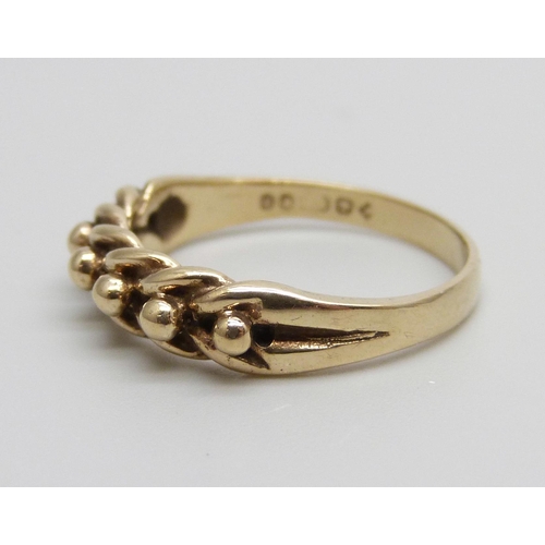 957 - A 9ct gold keeper ring, 2.3g, N