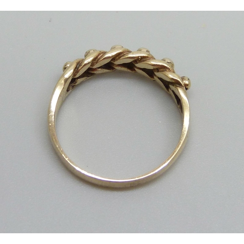 957 - A 9ct gold keeper ring, 2.3g, N