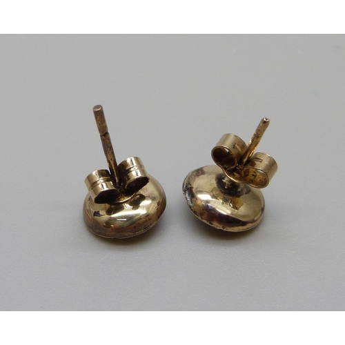 958 - A pair of 9ct gold and diamond stud earrings, 1.2g