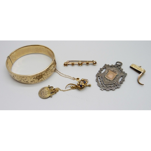 964 - A 9ct metal core bangle, a silver fob, a yellow metal brooch (a/f), 3.4g, etc.