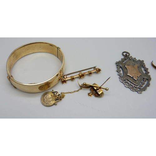 964 - A 9ct metal core bangle, a silver fob, a yellow metal brooch (a/f), 3.4g, etc.