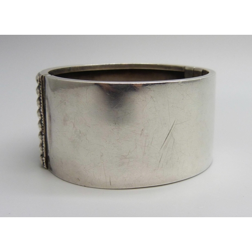 969 - An Australian silver bangle by Stokes & Son, 44g, 3.1cm wide, 4.7 x 5.3cm