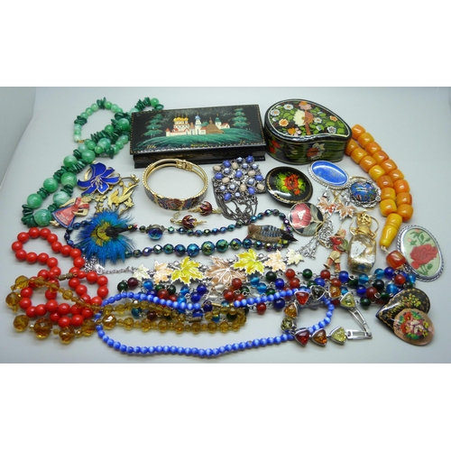 977 - A collection of vintage costume jewellery and two lacquered boxes