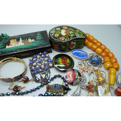 977 - A collection of vintage costume jewellery and two lacquered boxes