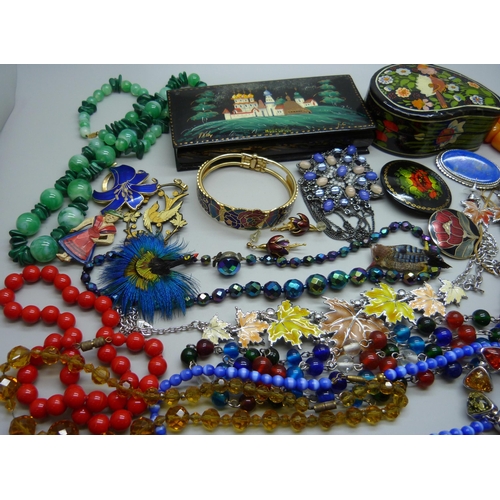 977 - A collection of vintage costume jewellery and two lacquered boxes