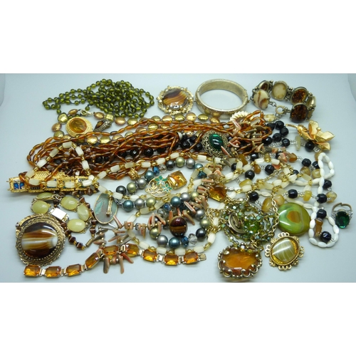 978 - A collection of vintage costume jewellery