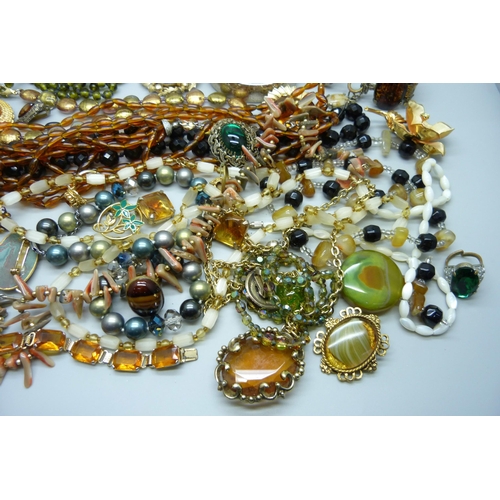 978 - A collection of vintage costume jewellery