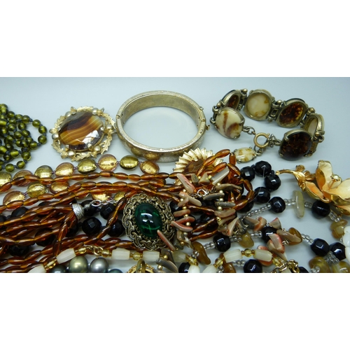 978 - A collection of vintage costume jewellery