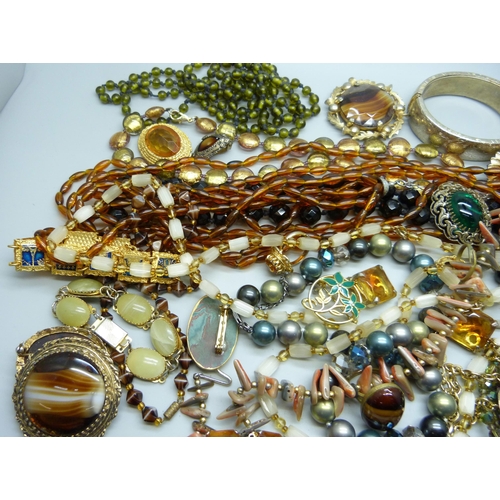 978 - A collection of vintage costume jewellery