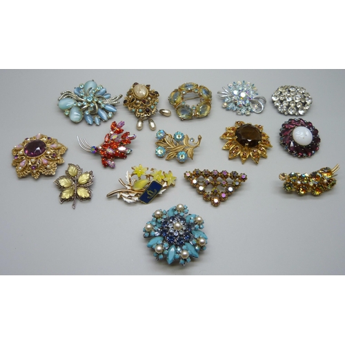 982 - A collection of costume brooches