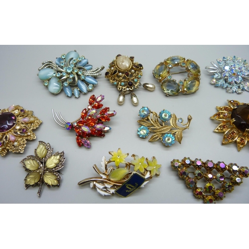 982 - A collection of costume brooches