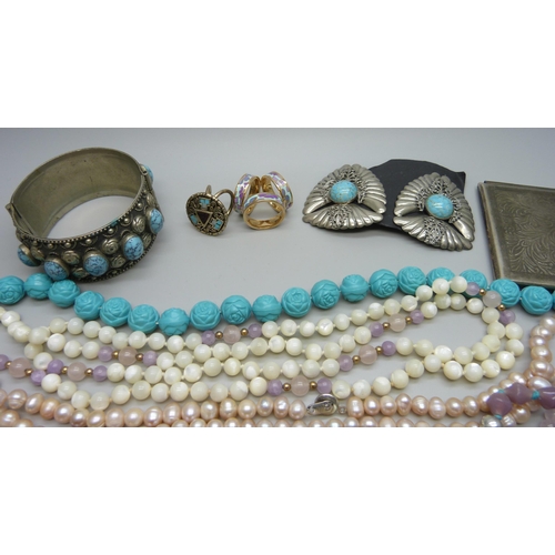 984 - A collection of costume jewellery