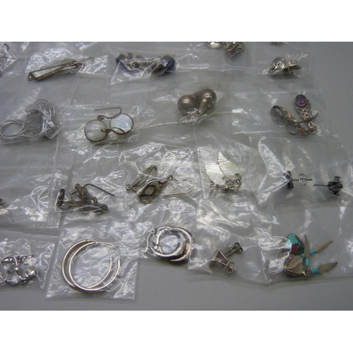 986 - A collection of silver and white metal earrings