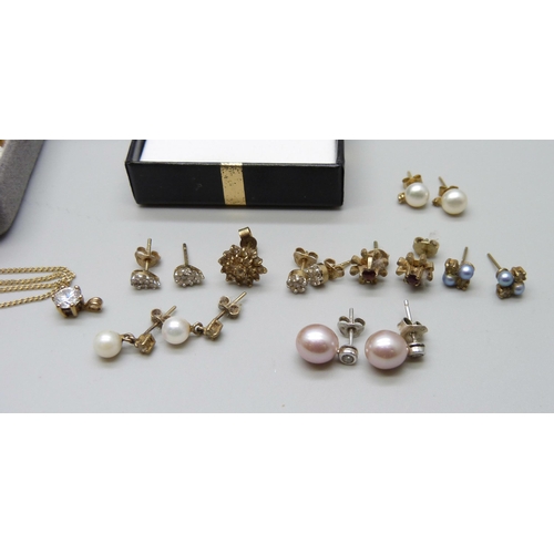 989 - A 9ct gold chain, 2.4g, together with a collection of pearl earrings including a pair of 9ct white g... 