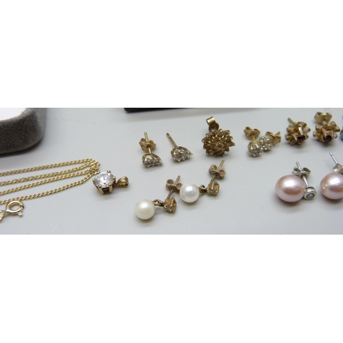 989 - A 9ct gold chain, 2.4g, together with a collection of pearl earrings including a pair of 9ct white g... 