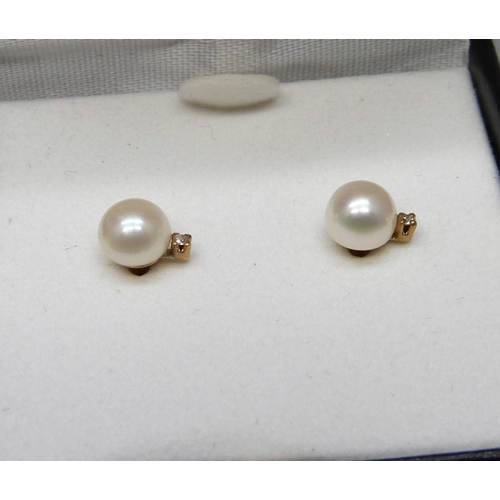 989 - A 9ct gold chain, 2.4g, together with a collection of pearl earrings including a pair of 9ct white g... 