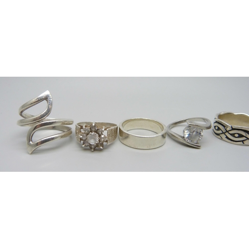 995 - Seven silver rings, 35g