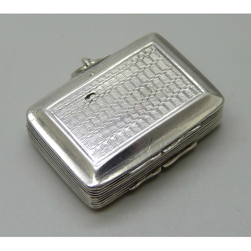 998 - A Georgian silver vinaigrette with monogram, 14g, 3 x 2.2cm, a/f small split to underside of case