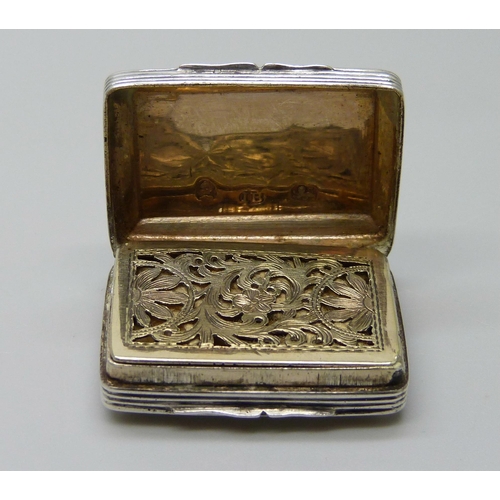 998 - A Georgian silver vinaigrette with monogram, 14g, 3 x 2.2cm, a/f small split to underside of case