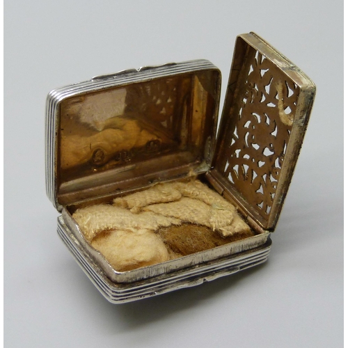 998 - A Georgian silver vinaigrette with monogram, 14g, 3 x 2.2cm, a/f small split to underside of case