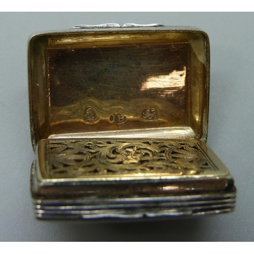 998 - A Georgian silver vinaigrette with monogram, 14g, 3 x 2.2cm, a/f small split to underside of case