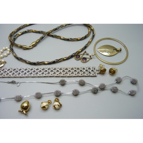 999 - A collection of jewellery by Monet