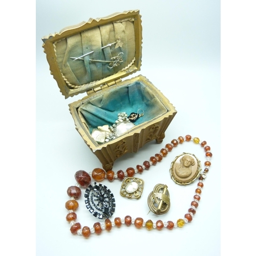 863 - A collection of Victorian and Edwardian jewellery in a casket, and a string of faceted amber beads, ... 