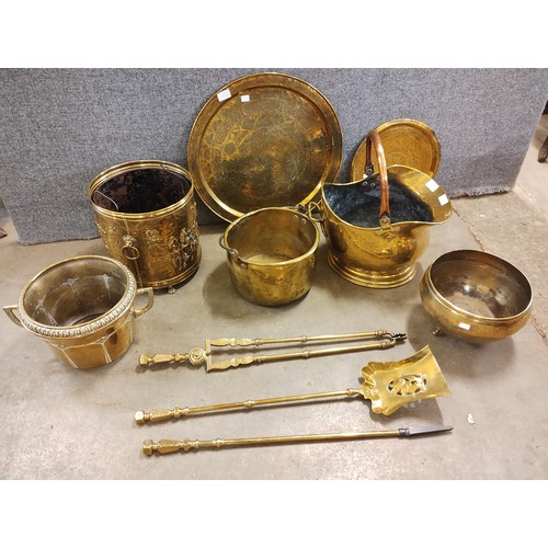 289 - Assorted brassware