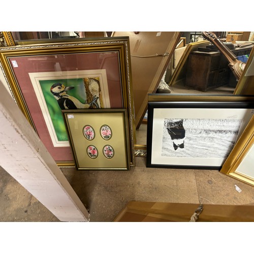 391 - A gilt framed mirror and assorted prints and pictures