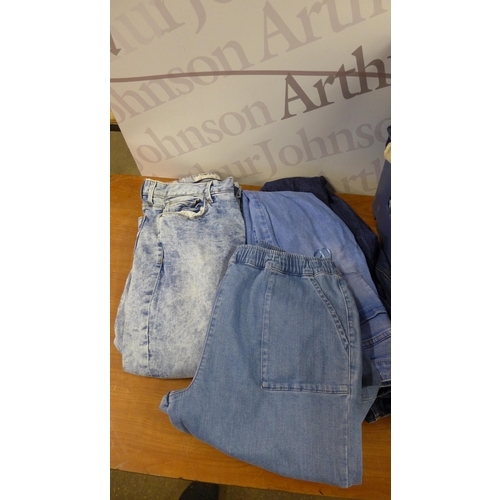 5262 - Approx 30 pairs of jeans in assorted sizes and styles