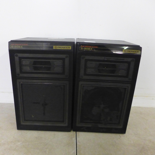 5163 - A pair of Pioneer S-202X stereo speakers