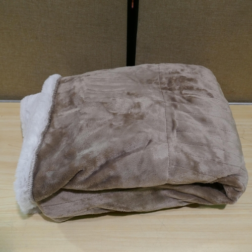 6198 - Berkshire Heated Throw   (334-477/909) *This lot is subject to Vat