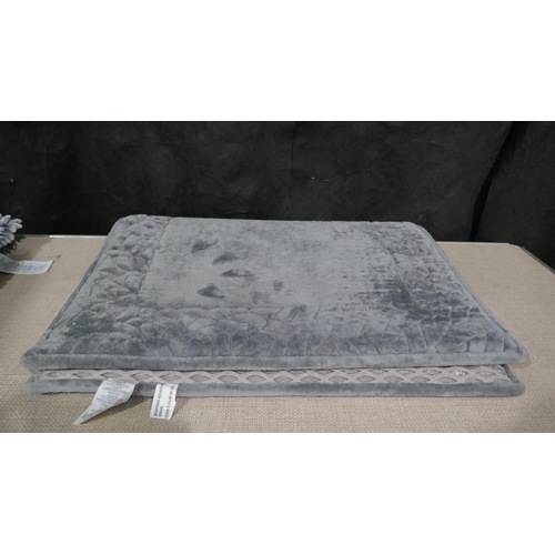 6329 - Town & Country Bath Mat and a Spa Retreat Bath Rug     (337-171,173) *This lot is subject to Vat