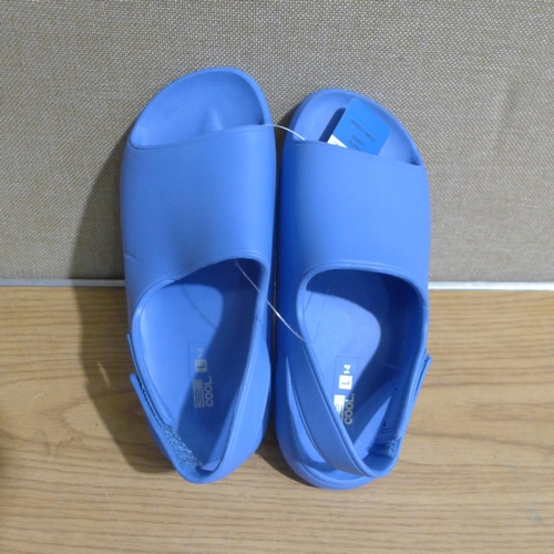 6225 - Quantity of mixed accessories to include Crocs, Comfy Wearable blanket, 32 Degrees Cool slip ons, Hy... 