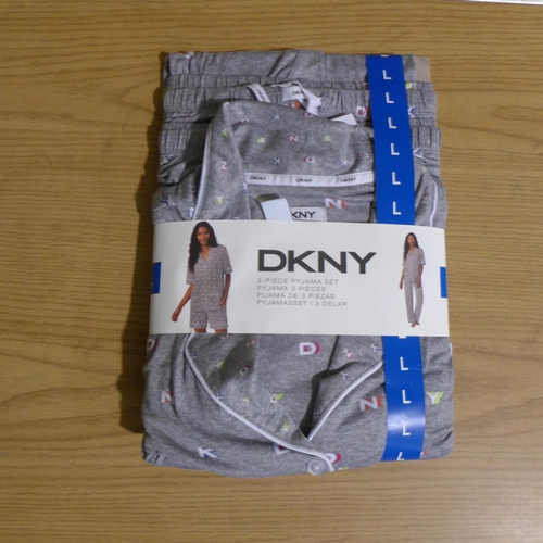 6239 - Quantity of mixed branded clothing to include, DKNY, Ted Baker, Champion, Tommy Hilfiger, etc, vario... 