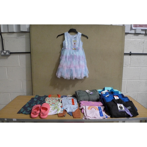 6268K - Quantity of childrens clothing to include full zip jackets, baby grows, t-shirts, etc, various sizes... 