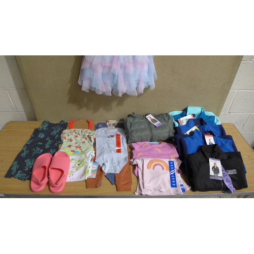 6268K - Quantity of childrens clothing to include full zip jackets, baby grows, t-shirts, etc, various sizes... 