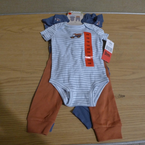 6268K - Quantity of childrens clothing to include full zip jackets, baby grows, t-shirts, etc, various sizes... 