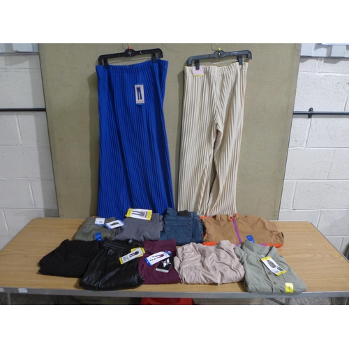 6268Q - Quantity of womens clothing to include trousers, leggings, shirts, jeans, etc, various sizes (335-85... 