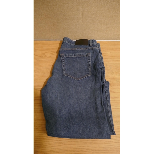 6268Q - Quantity of womens clothing to include trousers, leggings, shirts, jeans, etc, various sizes (335-85... 