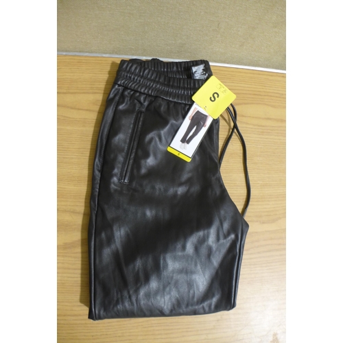 6268Q - Quantity of womens clothing to include trousers, leggings, shirts, jeans, etc, various sizes (335-85... 