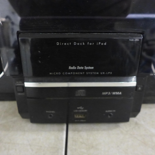 5161 - A JVC CA-UXLPS micro-component stereo system with a pair of matching speakers